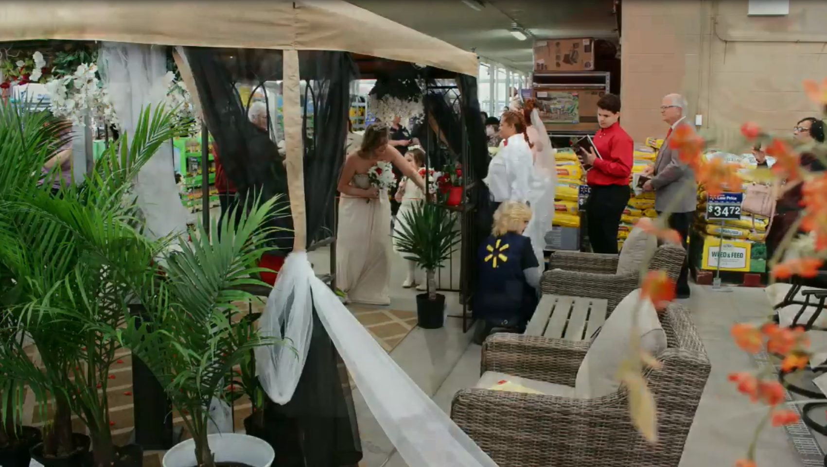 Walmart Wedding Here S Why York Couple Got Hitched In Garden Section