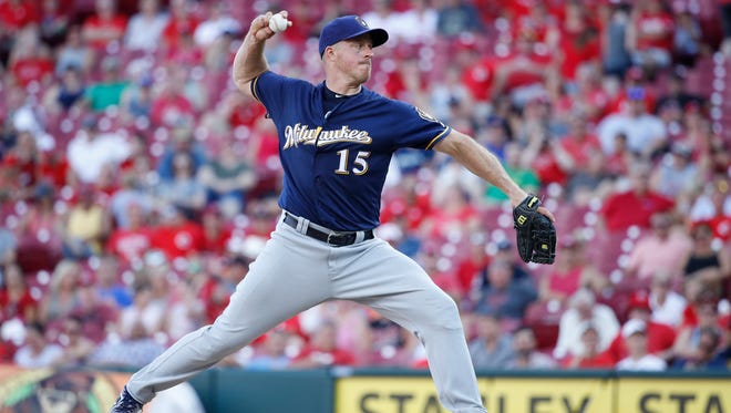 Brewers catcher Erik Kratz pitched in relief in the eighth inning against the Reds at Great American Ball Park on Saturday.