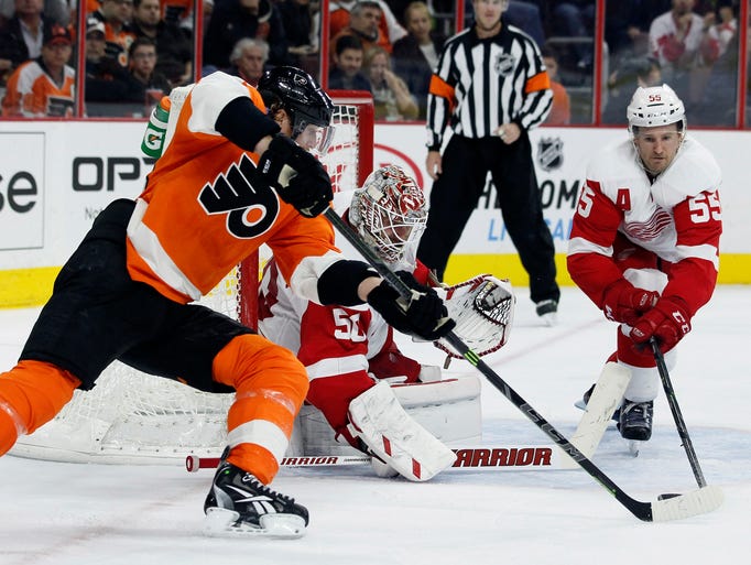 Philadelphia Flyers' Jakub Voracek (93), left, tries