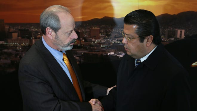 El Paso Mayor Oscar Leeser, left, and Juarez Mayor Arnmando Cabada exchanged a handshake at the conclusion of a press conference at El Paso City Hall Wednesday. 