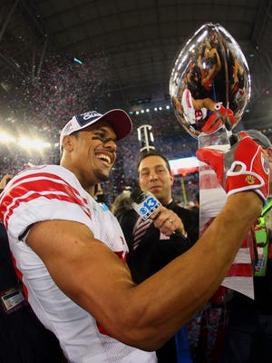 GLENDALE, AZ - FEBRUARY 03:  Wide receiver Domenik Hixon #87 of the New York Giants hold the Vince Lombardi trophy after his team defeated the New England Patriots 17-14 during Super Bowl XLII on February 3, 2008 at the University of Phoenix Stadium in Glendale, Arizona.  (Photo by Donald Miralle/Getty Images)