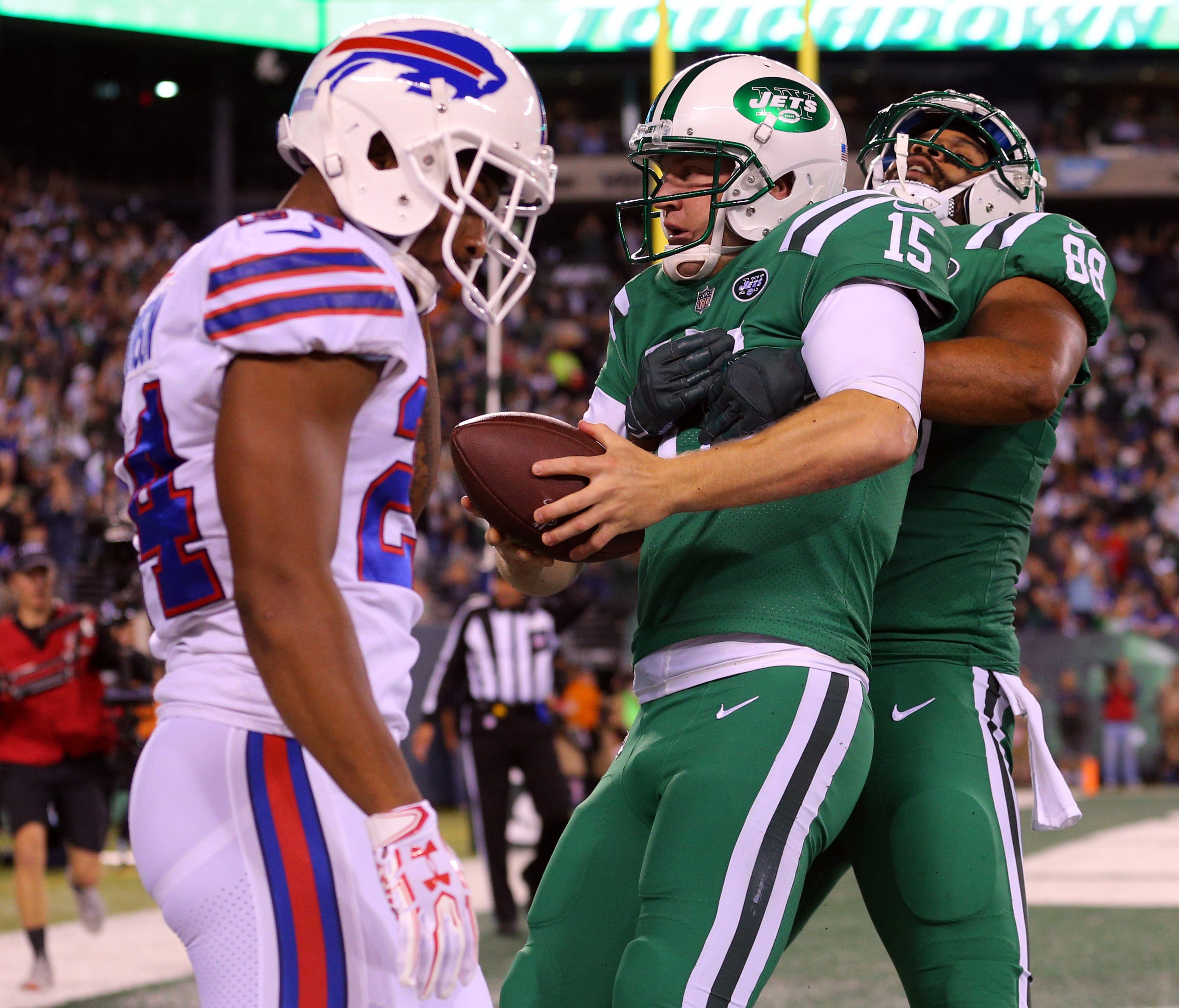 New York Jets quarterback Josh McCown (15) celebrates a touchdown with tight end Austin Seferian-Jenkins (88) in front of Buffalo Bills corner back Leonard Johnson (24) during the first quarter at MetLife Stadium.