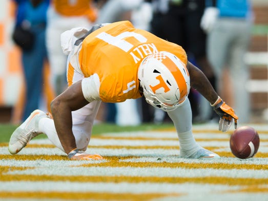 Tennessee running back John Kelly (4) makes a touchdown