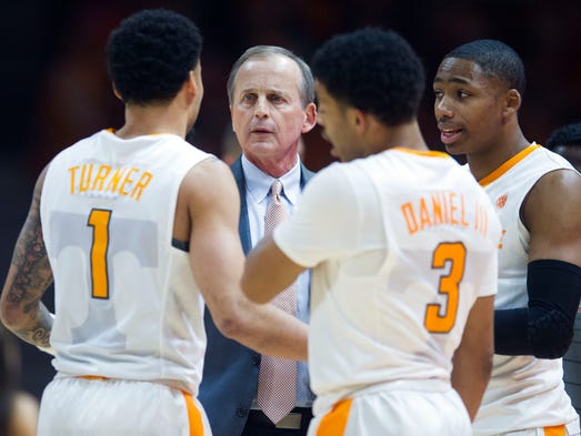 Tennessee head coach Rick Barnes talks with the team