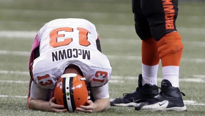 Cleveland Browns quarterback Josh McCown reacts after throwing an incomplete pass during the fourth quarter of an NFL football game against the St. Louis Rams Sunday, Oct. 25, 2015, in St. Louis.