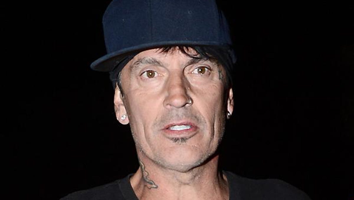 Tommy Lee Gets Stuck Upside Down At Motley Crue S Final Gig