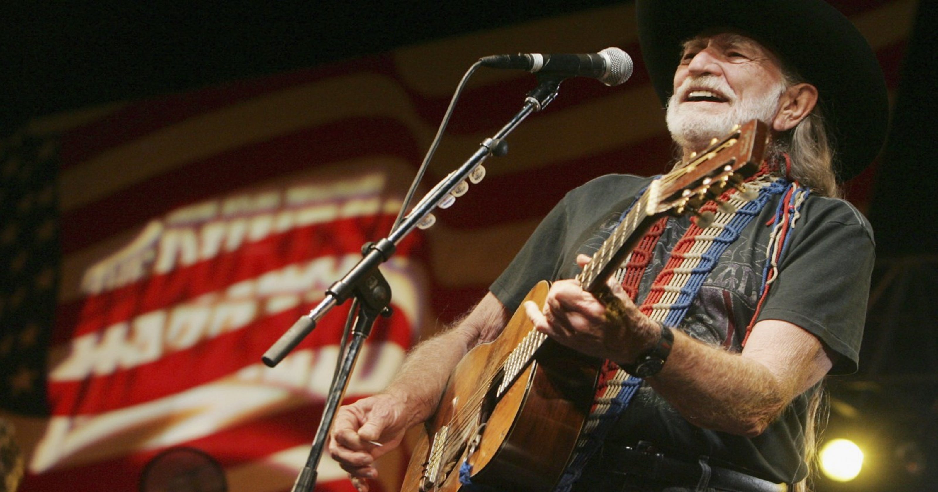 Willie Nelson, country music icon, brings musical family band to El Paso
