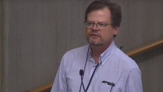Dave Emme, drinking water manager for Oregon Health Authority, speaks at a special city council meeting June 1, 2018.