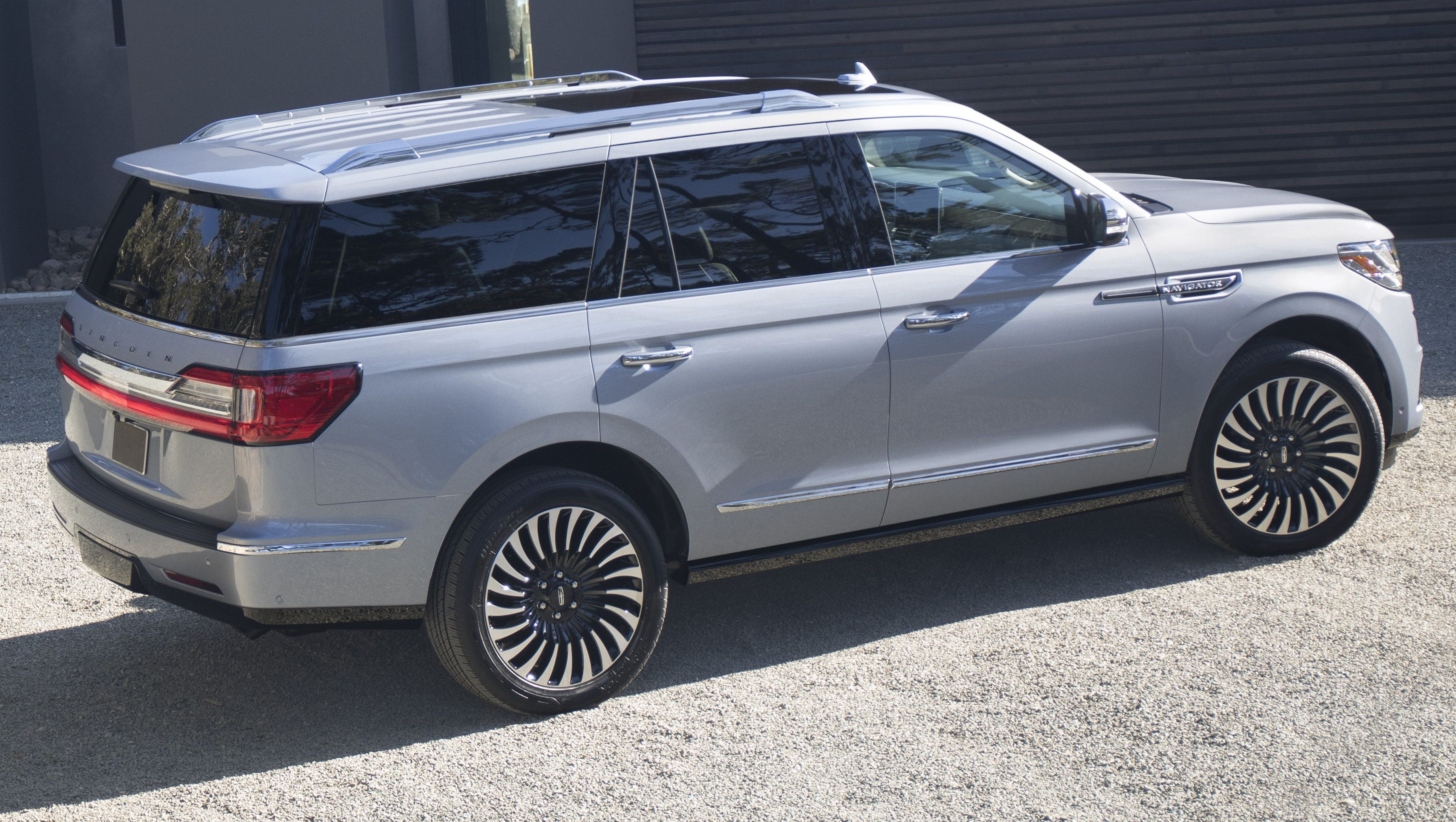 2018 Lincoln Navigator Seen At The New York Auto Show Goes Long On Style Features