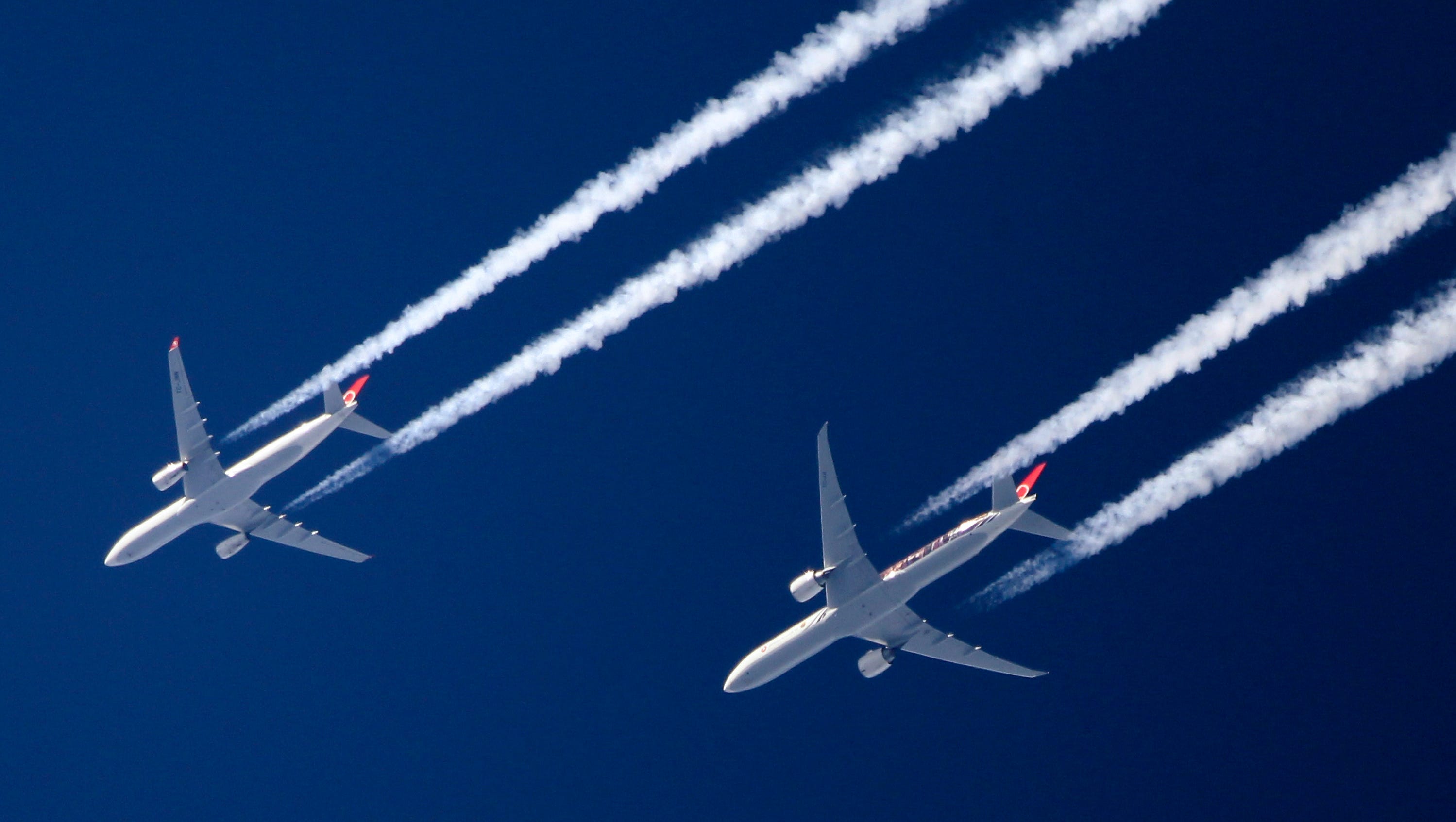 Реактивный самолет в небе. Самолет в небе. Несколько самолетов в небе. Движение самолета. Два самолета в небе.