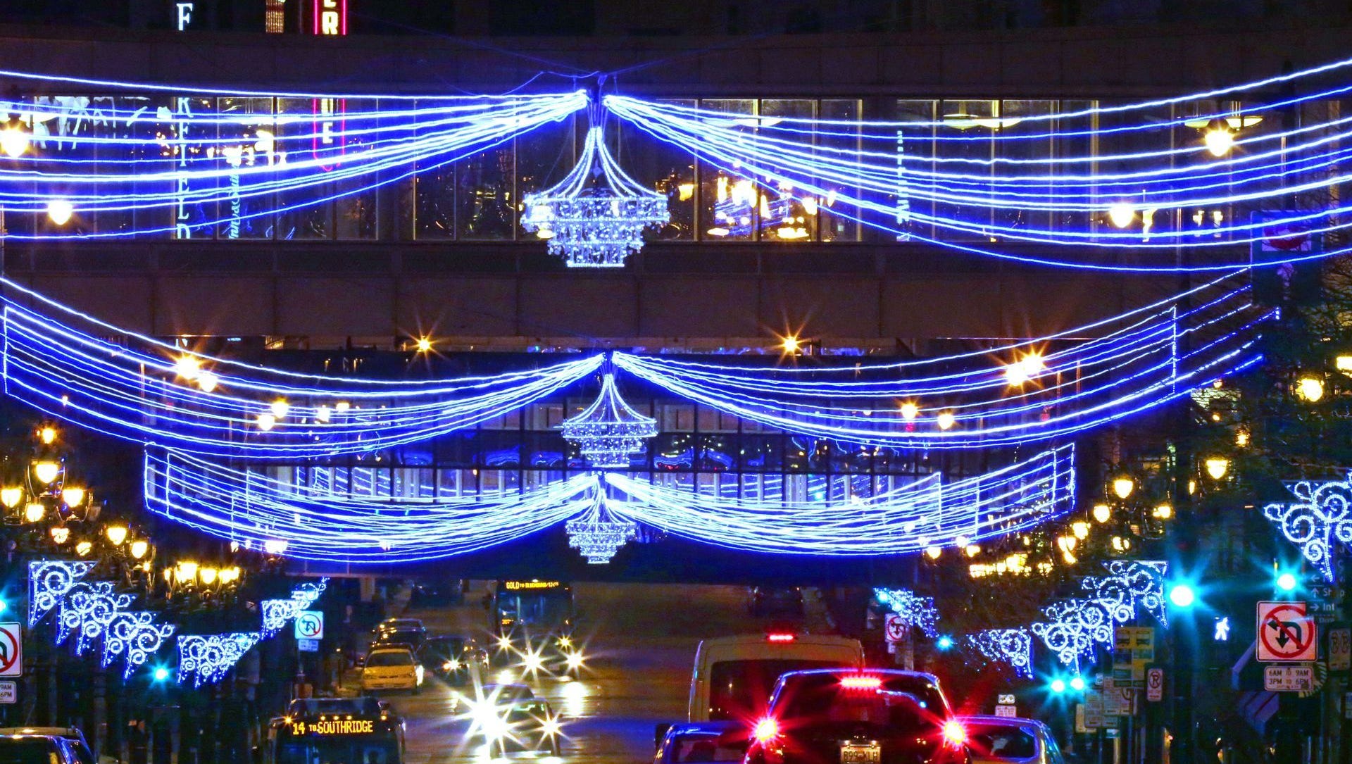 Jingle Bus tours are 2 and show off Milwaukee's holiday lights