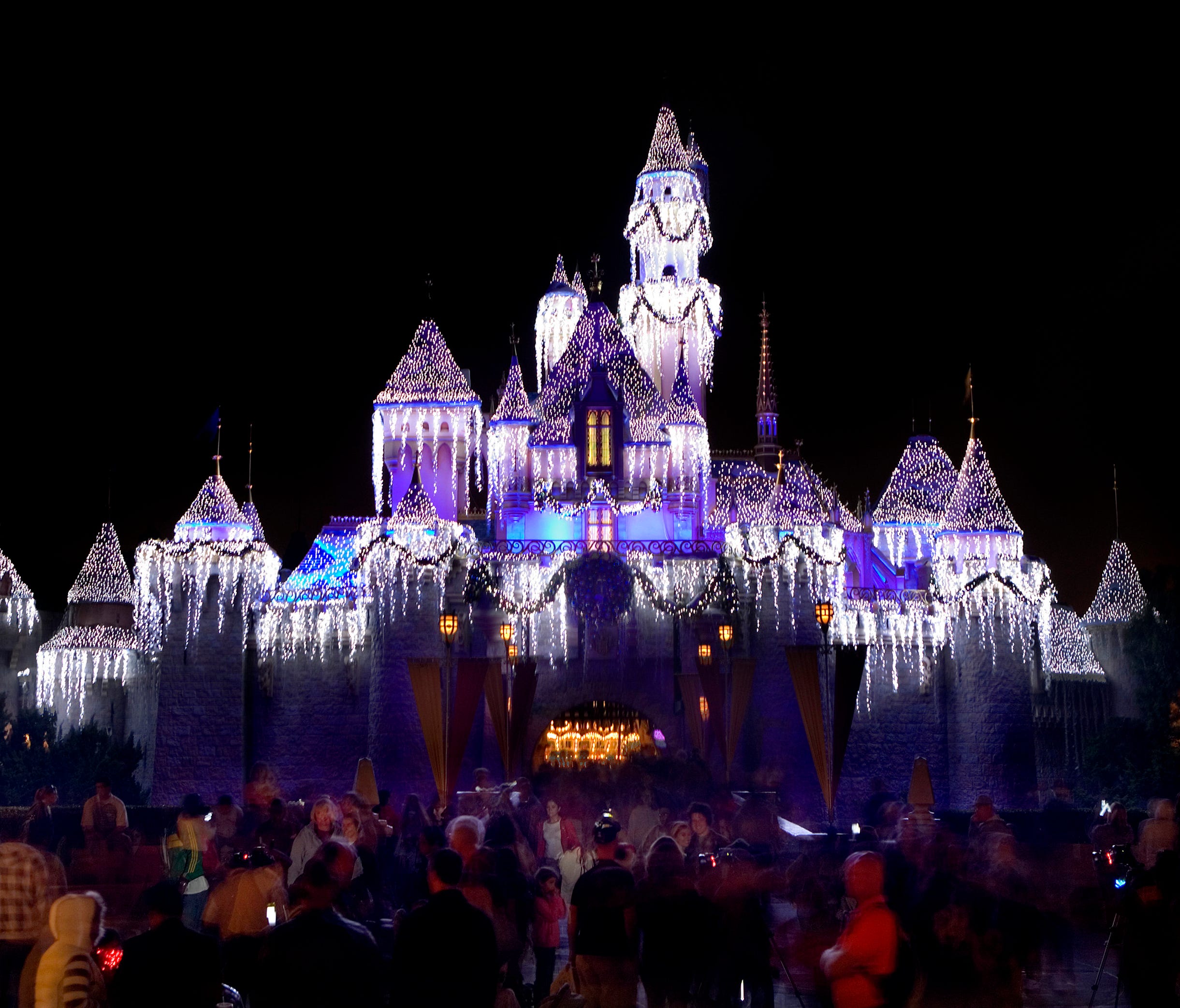 HOLIDAYS AT THE DISNEYLAND RESORT (ANAHEIM, Calif.) – The Disneyland Resort is a magical place for creating holiday memories with family and friends. Holidays at the Disneyland Resort will run from Nov. 10, 2016, through Jan 8, 2017, with the new 
