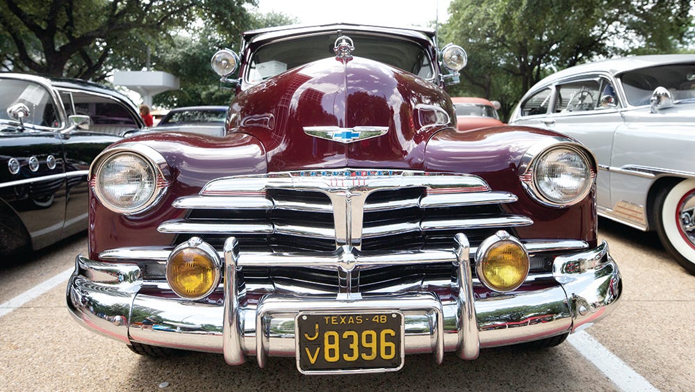 Latinas Get Attention In Male Led Lowrider Clubs