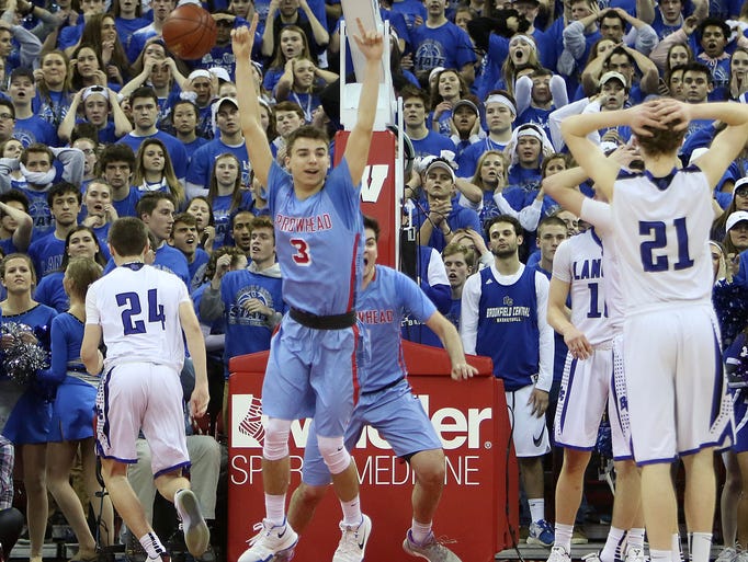 Arrowhead's Marko Matejic (3) reacts between Brookfield