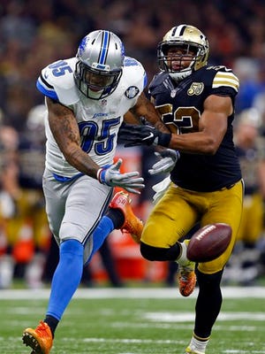 Lions tight end Eric Ebron can't pull in a pass as Saints linebacker Craig Robertson covers in the first half in New Orleans, Dec. 4, 2016.