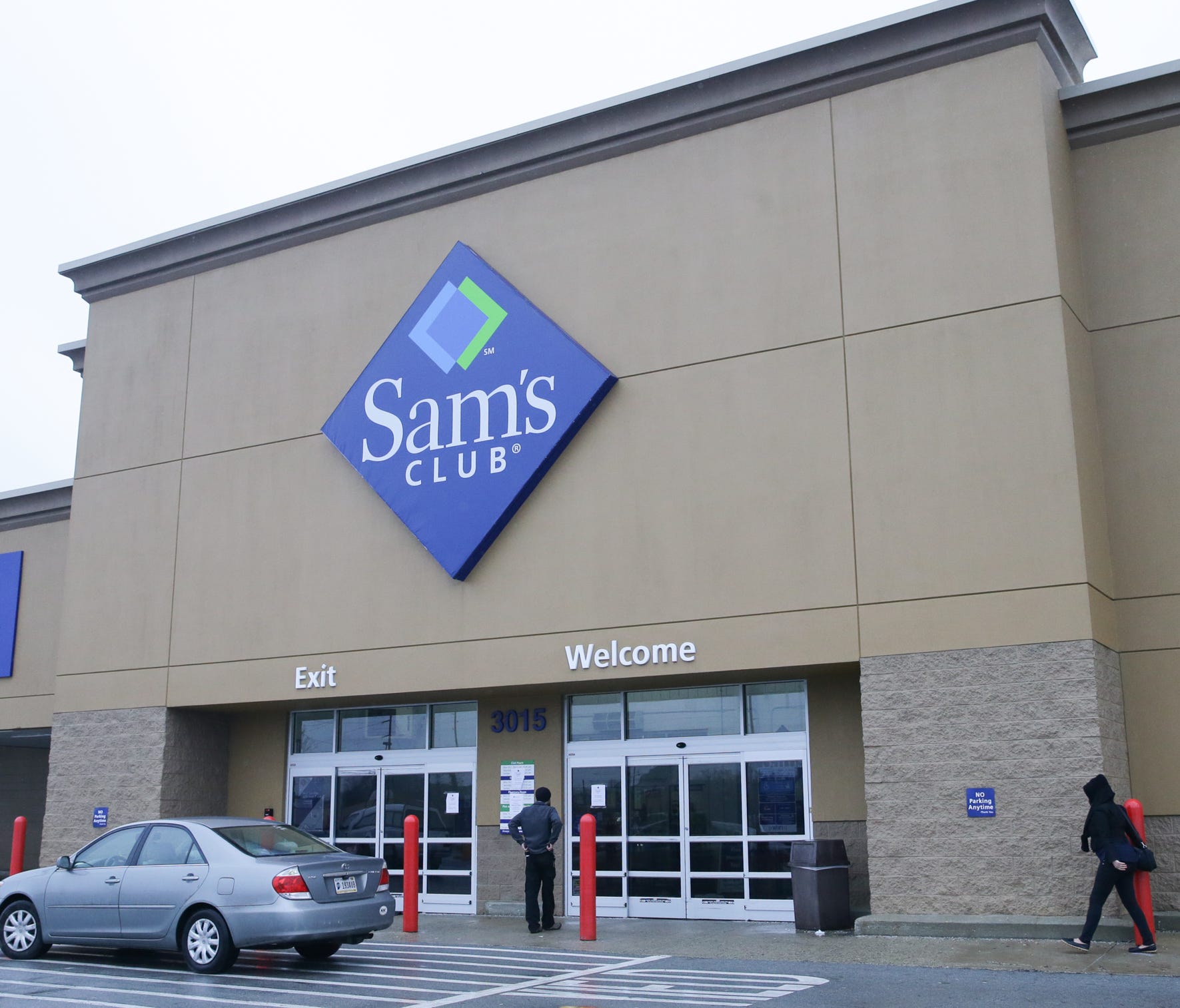 Closed signs and security personnel greeted customers at Sam's Club located at 3015 W. 86th St. in Indianapolis, on Jan. 11, 2017. Sam's Club will be closing three stores in Indiana, including two in Indianapolis.