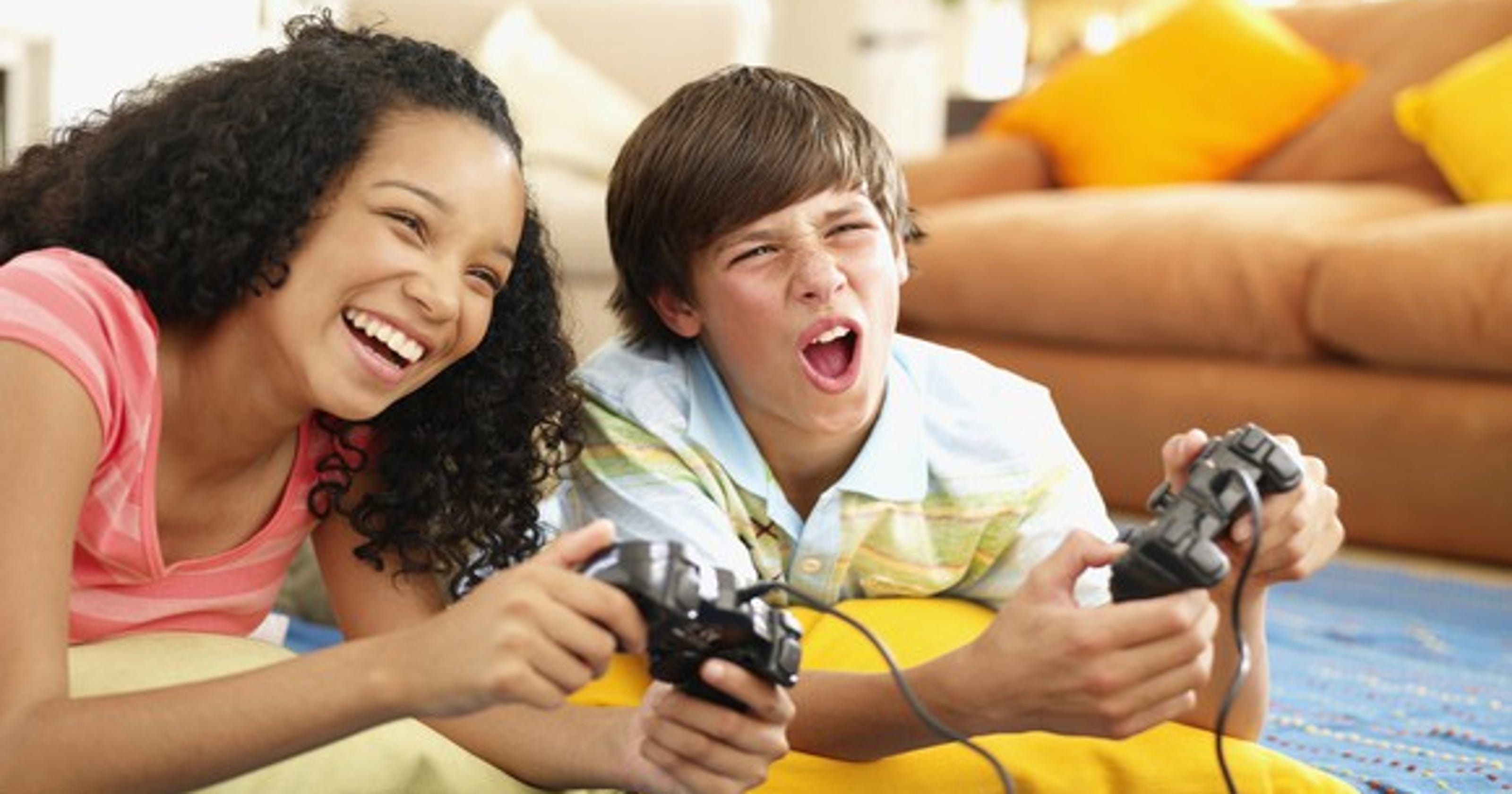 Включи playing. Play and Relax компьютерные игры. Kids playing outside and Computer games. Describing woman. Children playing Video games.