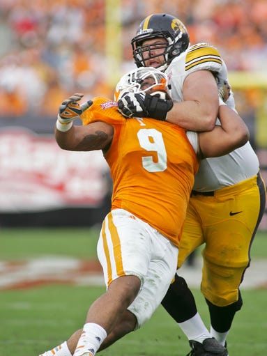 Iowa Hawkeyes offensive lineman Brandon Scherff (68)