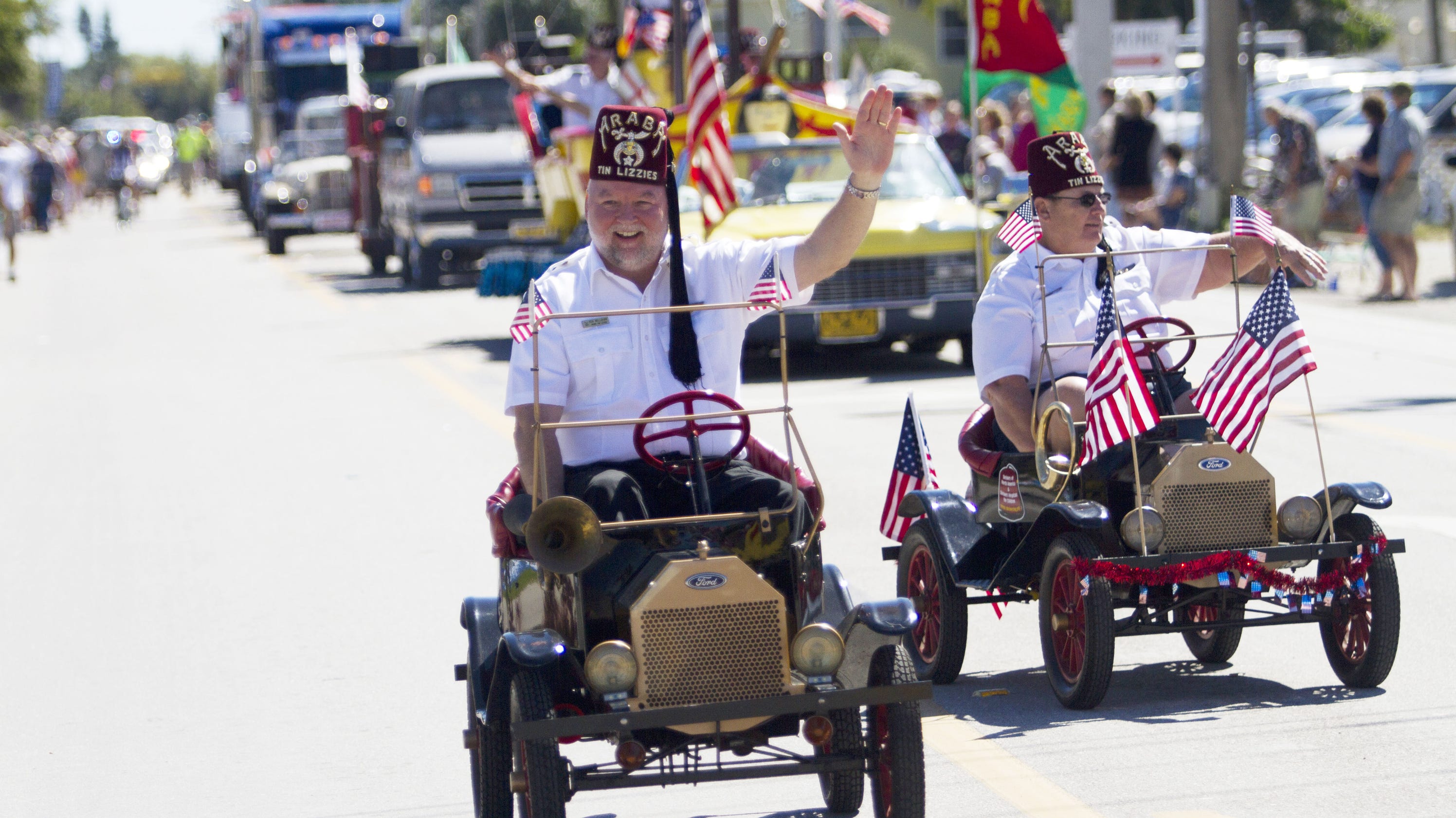 Big guys, little cars Shriners return to Edison parade