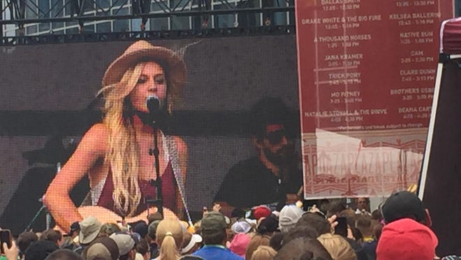 Kelsea Ballerini, who is the top female solo artist on the country charts this week, said she was told the crowd for her Friday show grew to 4,000 people.