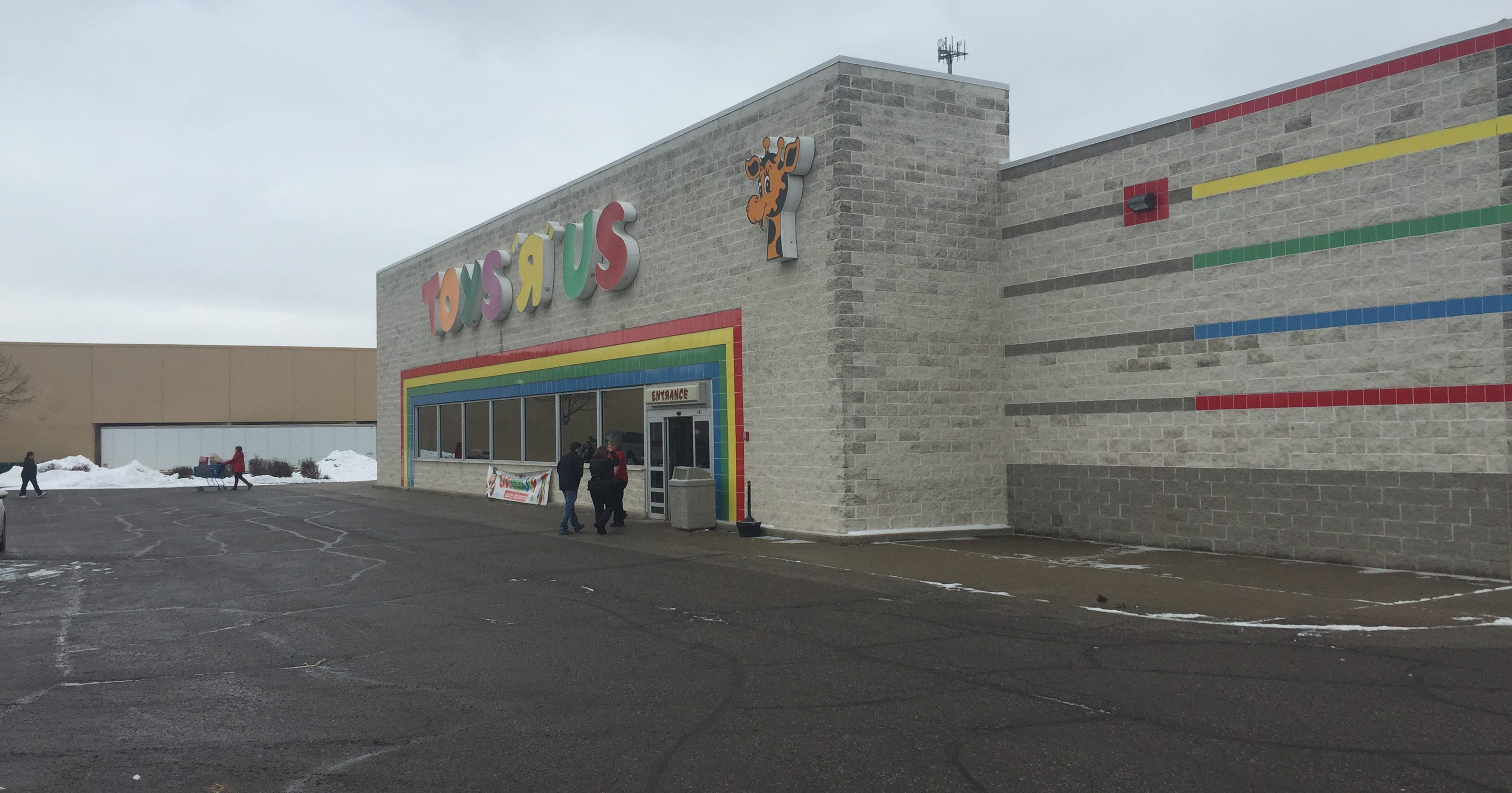 Toys R Us closing at end of January