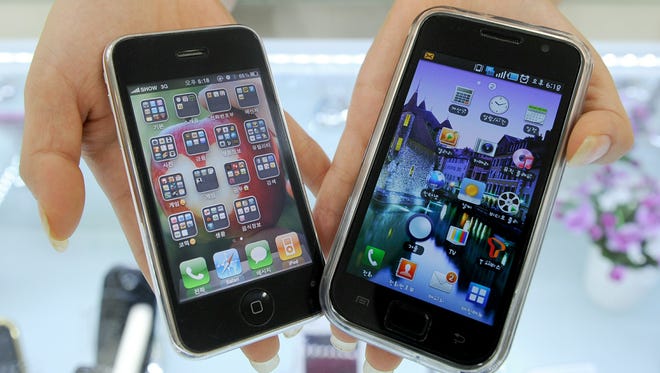 Samsung Electronics' Galaxy S mobile phone (R) and Apple's iPhone 3G.
