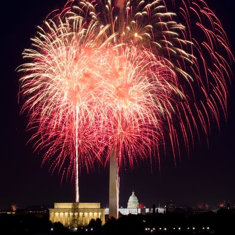 Fireworks explode over Lincoln Memorial,...