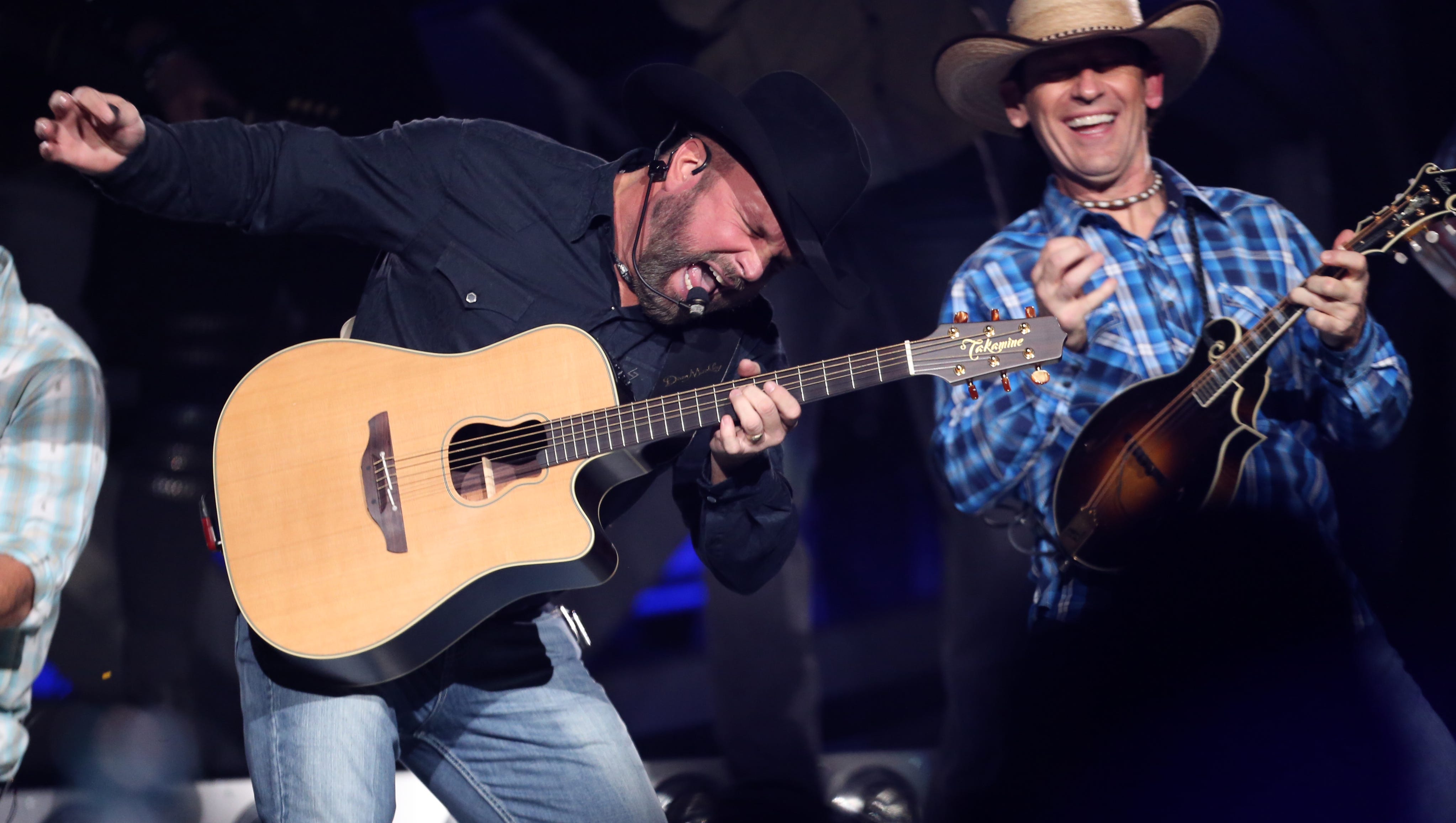 Review Garth Brooks In Fine Form As He Kicks Off Memphis Run