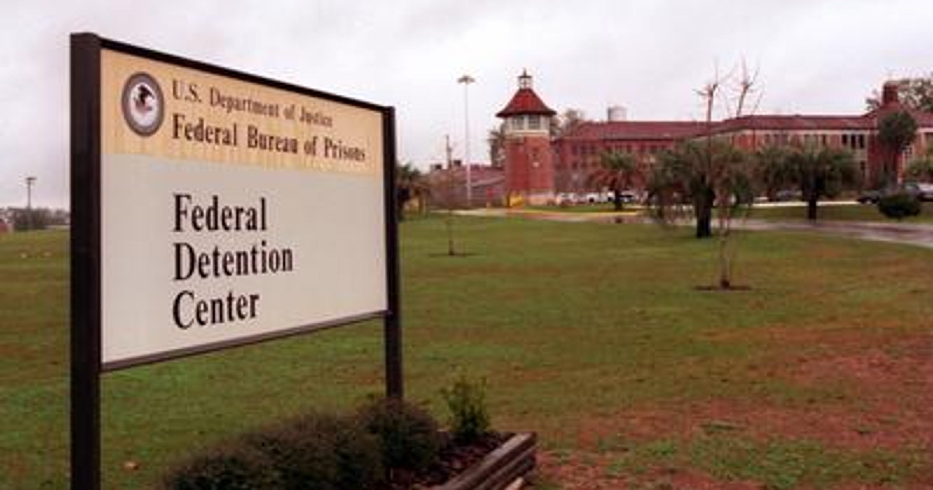 Federal inmates get a lesson in reentry