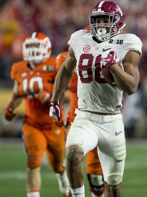 Alabama tight end O.J. Howard (88) carries on a long gainer against Clemson in the College Football Playoff Championship Game on Monday January 11, 2016 at University of Phoenix Stadium in Glendale, Az.