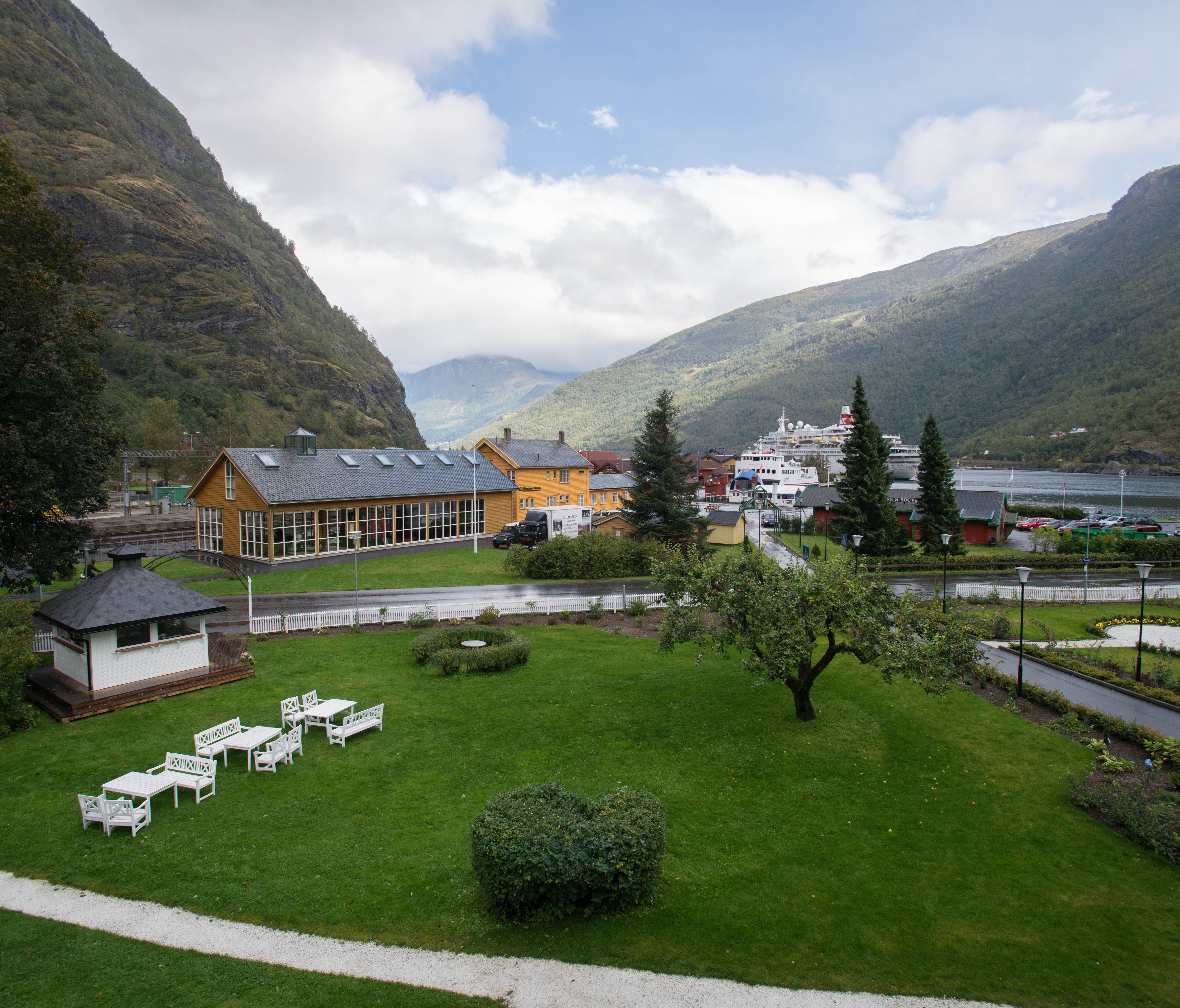 Fretheim Hotel, Norway: Many tourists who come to the tiny village of Flam stay for a short while after arriving on the Flam Railway (considered one of Europe's most scenic rides) and before their departure on a fjord cruise. Luckily, the Fretheim Ho