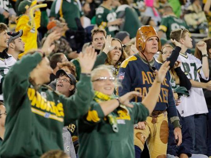 Packers fans "Jump Around" during the 4th quarter on