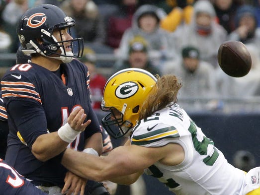 Chicago Bears quarterback Mitchell Trubisky (10) throws