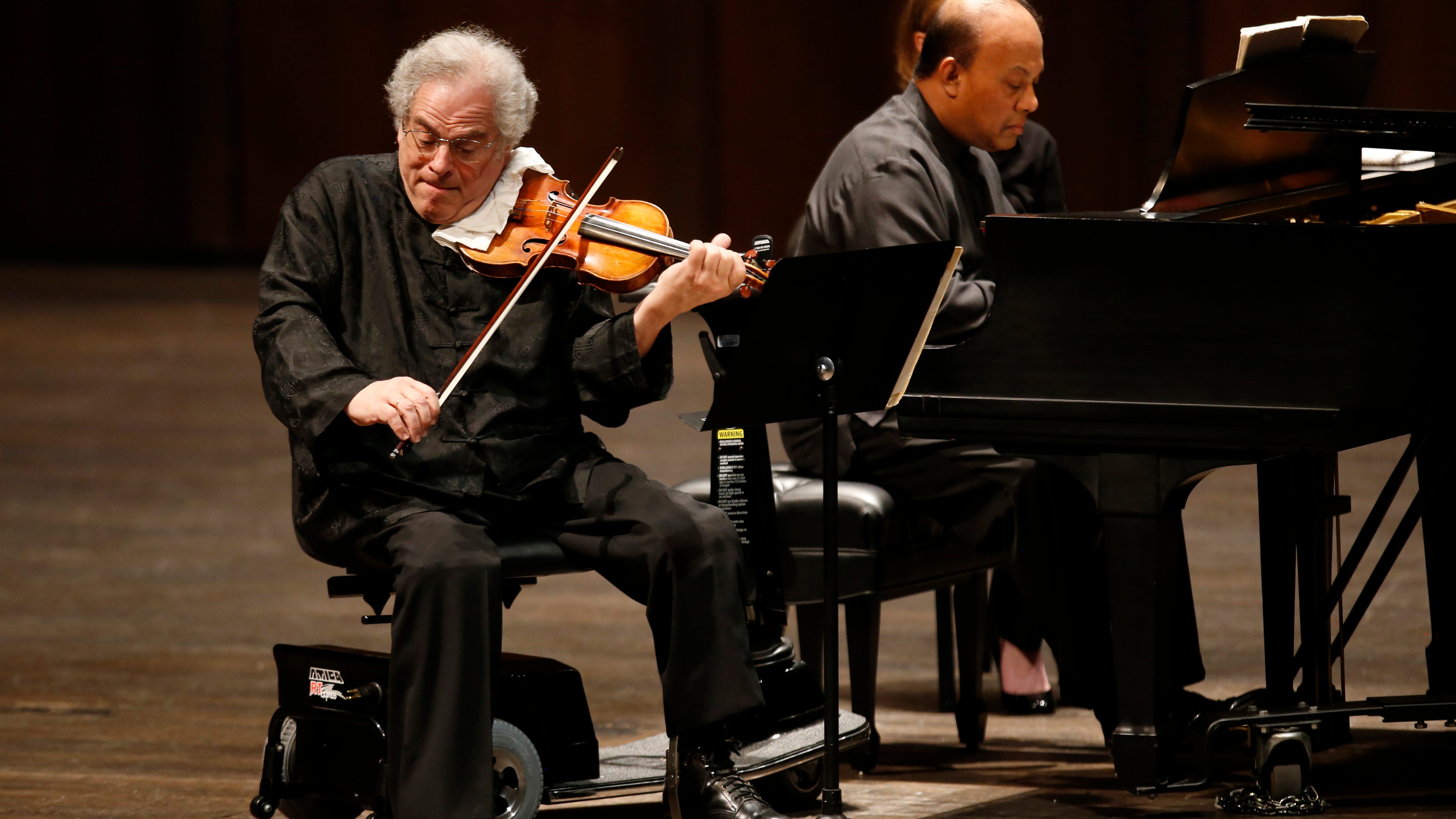 Violinist Itzhak Perlman arrives finally for Opening Nights