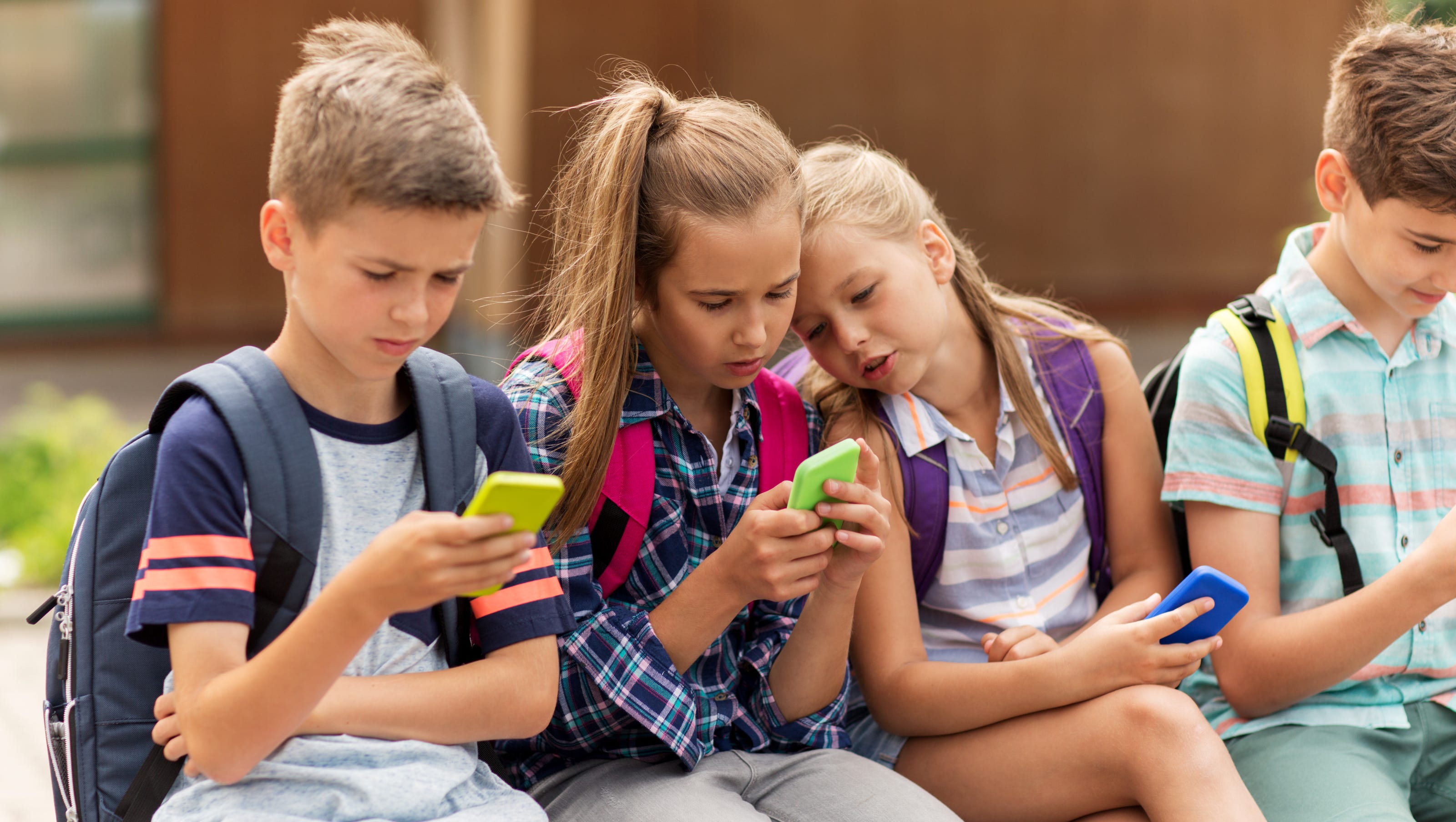 Социальные игры подростков. Подросток с телефоном. Ребенок со смартфоном. Школьник с телефоном. Дети с гаджетами в школе.