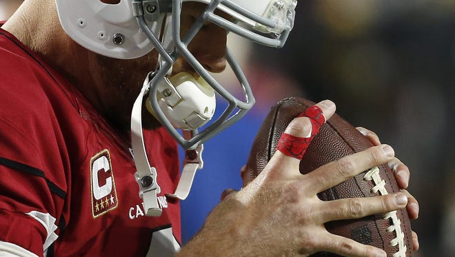 Arizona Cardinals QB Carson Palmer warms up before playing against the Green Bay Packers in the NFC divisional playoff game in Glendale, Ariz. January 16, 2016. Palmer injured his right index finger against the Eagles Dec. 20.