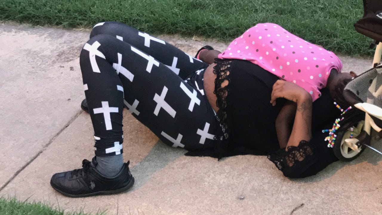 Cop finds pregnant mom and toddler asleep on sidewalk