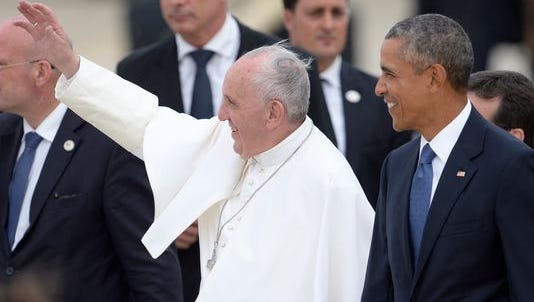 President Barack Obama escorts Pope Francis as the pontiff is greeted by political and Roman Catholic church leaders upon Tuesday’s arrival in Washington from Cuba.