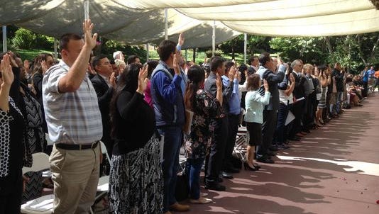 Los nuevos ciudadanos durante la ceremonia de juramento el jueves en el parque Gilroy Gardens.