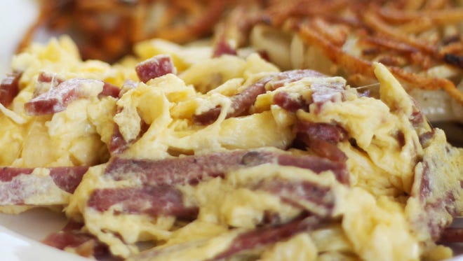 매트의 큰 아침 식사 | "트리플 디" 2008년 호스트 Jay Fieri는 Matt의 두 가지 특산품을 공유했습니다. 벨기에 와플과 베이컨 듀오; 그리고 계란 2개로 만든 돼지와 병아리, 두꺼운 베이컨 또는 소박한 소시지 중 하나를 선택하여 토스트와 감자 튀김을 함께 제공합니다. 세부 정보: 825 N. First St., 피닉스. 602-254-1074. mattsbigb Breakfast.com의 다른 사이트.