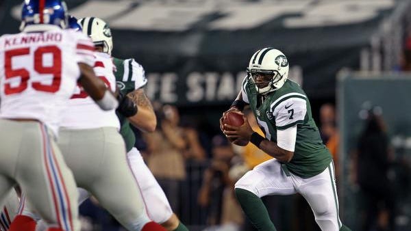 Jets quarterback Geno Smith scrambles during the first quarter against the Giants at MetLife Stadium on Friday night.