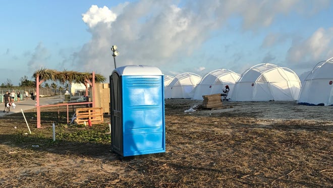 Lujosas 'villas'.  Tiendas de campaña y un baño portátil reciben a los asistentes al Festival del Fuego en las Islas Exuma, Bahamas, el 28 de abril de 2017.