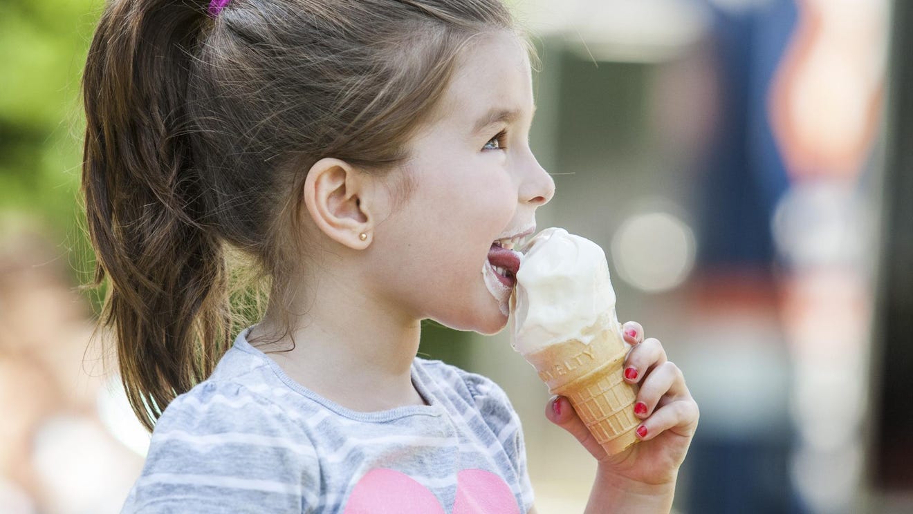 Полизать маленькой девочке. Мороженое для детей. Маленькая девочка ест мороженое. Девочка с мороженым. Ребенок с мороженым.
