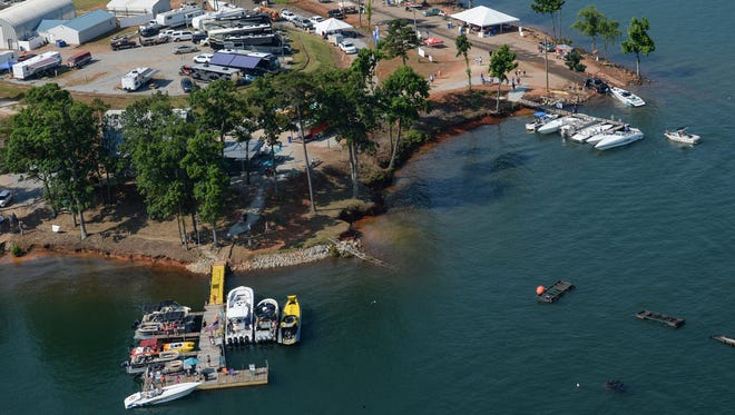 Although the Green Pond Landing area of Lake Hartwell draws thousands of visitors each year, the area has not attracted any major restaurant chains.