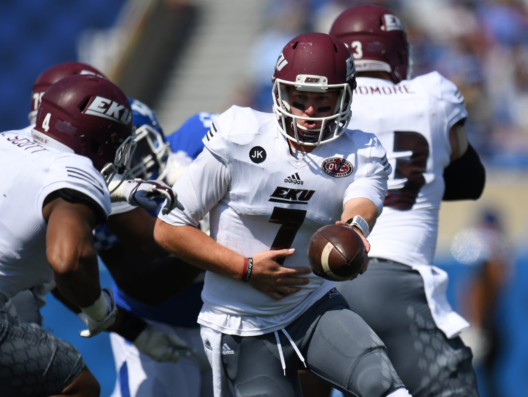 Kentucky Football Overcomes First Half Struggles For 27 16 Win