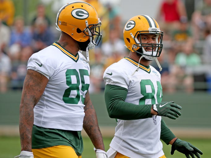 Green Bay Packers tight ends Lance Kendricks (84) and