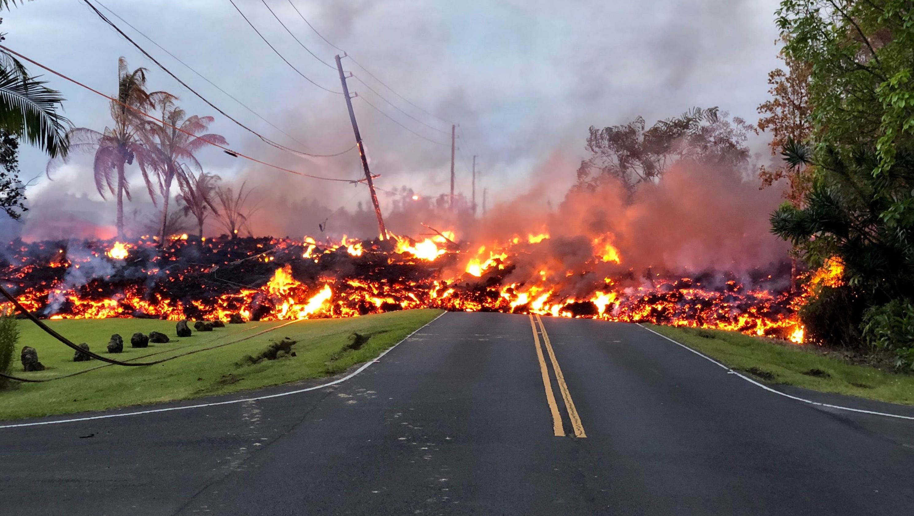 Hawaii volcano Helicopter rescues trapped residents as lava speeds up