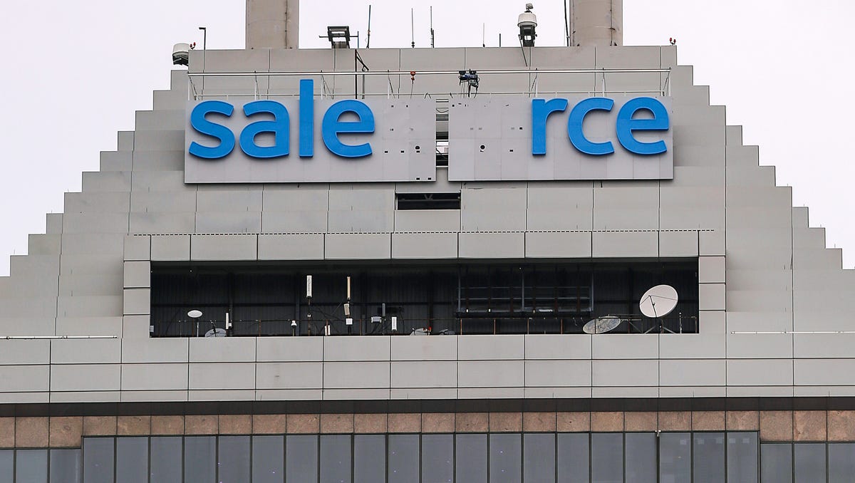 Salesforce Sign Goes Up On Former Chase Tower