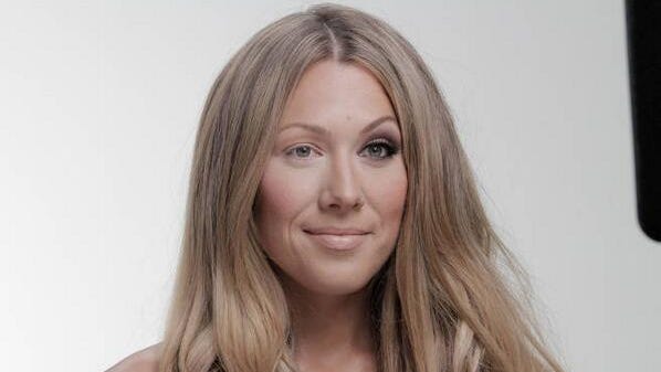 Colbie Caillat takes it all off for her new music video "Try" - she takes off the hair extensions, the false eyelashes, and the makeup.