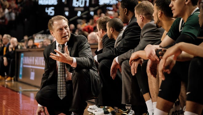 Tom Izzo talks to his team during the loss to the Cornhuskers Saturday in Lincoln, Neb.